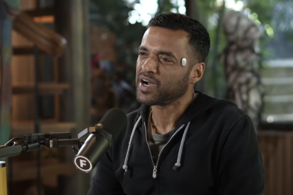 Zomato நிறுவனரின் முகத்தில் பொருத்தப்பட்டிருந்த Temple - சாதனத்தின் நோக்கம் என்ன? | What Is Temple Device In Zomato Foundar Face