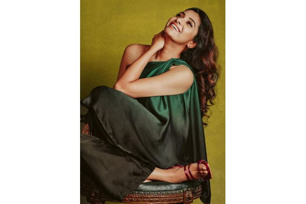 ஹாலிவுட் நாயகிகளுக்கு இணையாக மாடர்ன் லுக்கில் போட்டோ ஷுட் நடத்திய பிரியா பவானி ஷங்கர்- கலக்கல் போட்டோ | Priya Bhavani Shankar Latest Click