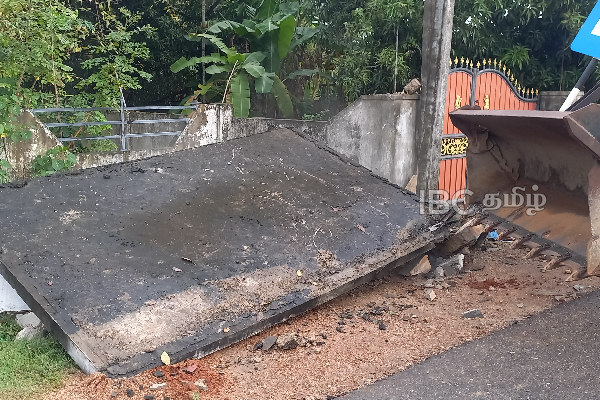 யாழ். கோப்பாயில் விபத்து - பேருந்து நிலையத்தை உடைத்துக் கொண்டு புகுந்த வாகனம் | Road Accident In Jaffna யாழ். கோப்பாயில் விபத்து - பேருந்து நிலையத்தை உடைத்துக் கொண்டு புகுந்த வாகனம் | Road Accident In Jaffna