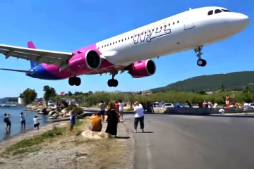 சுற்றுலா பயணிகளின் தலை உரச தரையிறங்கிய விமானம்! ஆச்சரியமூட்டும் வீடியோ காட்சி