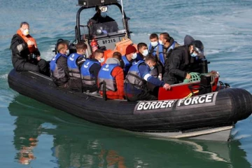 நடுக்கடலில் 100-க்கும் மேற்பட்ட அகதிகள் பத்திரமாக மீட்பு! எந்த நாட்டில் தெரியுமா?