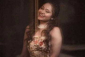 பாலிவுட் நடிகைகளுக்கு டஃப் கொடுக்கும் அழகிய ஆடையில் இயக்குனர் அட்லீ மனைவி பிரியா..