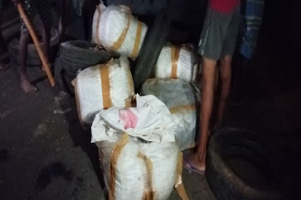 யாழில் கஞ்சா கடத்தல்! மடக்கிபிடித்த இளைஞர்கள் (PHOTOS) | Drug Use Police Investigating Srilanka