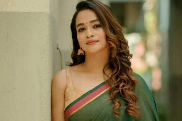 ஸ்லீவ்லெஸ் சேலையில் நடிகை காவியா அறிவுமணி!! புகைப்படங்கள்..