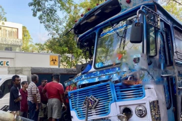 மரத்தின் மீது பேருந்து மோதி விபத்து ; பயணிகளின் நிலை என்ன?