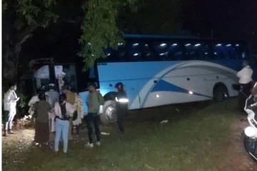 வவுனியாவில் நள்ளிரவு இடம்பெற்ற கோர விபத்து! மூவர் உயிரிழப்பு - 16 பேர் படுகாயம் (Video)