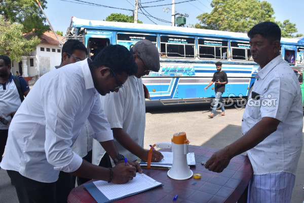 மன்னார்- புத்தளம் பிரதான வீதியை திறக்க கோரி கையெழுத்து வேட்டை | Signature Demanding Opening Main Road To Puttalam