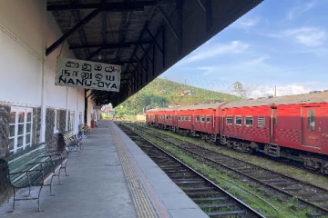 தொடருந்து நிலைய பொறுப்பதிகாரிகளின் திடீர் பணிப்புறக்கணிப்பு: மக்கள் அதிருப்தி