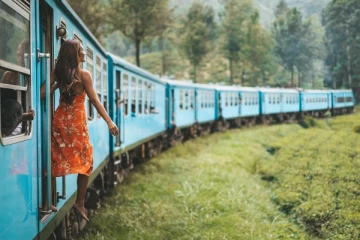 புகையிரதத்தில் செல்பியெடுக்க முயன்ற யுவதிக்கு நேர்ந்த கதி; காதலன் செய்த செயல்!