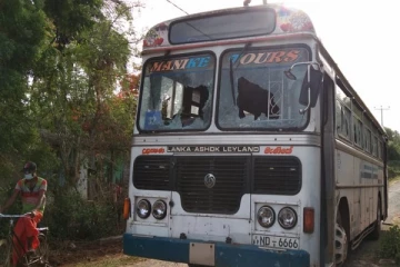 வவுனியாவில் ஆடைத்தொழிற்சாலை பேருந்து மீது கல்வீச்சு தாக்குதல் - சாரதி காயம்