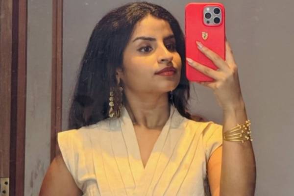 சூப்பர் சிங்கர் புகழ் சிவாங்கியின் காதலர் இவரா?... நெருக்கமாக எடுத்த போட்டோ | Is Vijay Tv Fame Sivaangi In Love