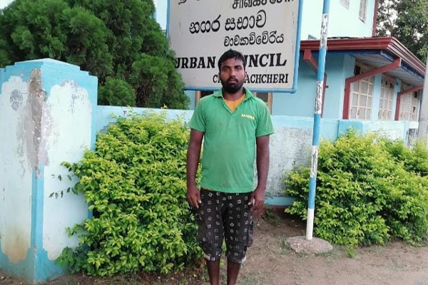 குப்பையில் வீசப்பட்ட 15 லட்சம் ரூபாய் பெறுமதியான தங்க ஆபரணங்கள் - உரியவர்களிடம் ஒப்படைத்த சாவகச்சேரி சுகாதாரத் தொழிலாளி | Gold Ornaments Handed Over Health Worker