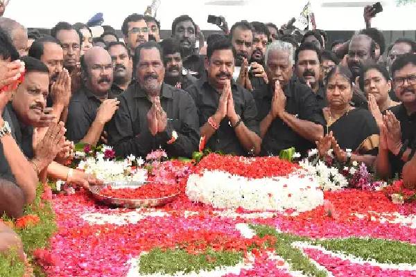 அதிமுக என்ற ஆலமரத்தை அசைத்துப் பார்க்க முடியுமா? 40 தொகுதிகளிலும் வெற்றி பெறுவோம் - அதிமுகவினர் உறுதிமொழி | Admk Leaders Took Oath At Jayalalitha Memorial அதிமுக என்ற ஆலமரத்தை அசைத்துப் பார்க்க முடியுமா? 40 தொகுதிகளிலும் வெற்றி பெறுவோம் - அதிமுகவினர் உறுதிமொழி | Admk Leaders Took Oath At Jayalalitha Memorial