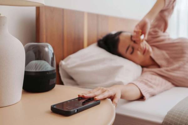 காலையில் எழுந்தவுடன் மொபைல் பார்க்கும் பழக்கம் இருக்கா? அப்போ இந்த ஆபத்து வரும்! | Effects Of Early Morning Phone Using காலையில் எழுந்தவுடன் மொபைல் பார்க்கும் பழக்கம் இருக்கா? அப்போ இந்த ஆபத்து வரும்! | Effects Of Early Morning Phone Using