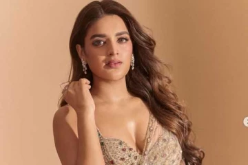 சேலையில் கிளாமர் லுக்கில் எடுத்த போட்டோஷூட்!! தி ராஜா சாப் நாயகி நிதி அகர்வால்...