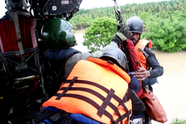 ராஜாங்கனை வெள்ளத்தில் சிக்கிய 33 பேர் ஹெலிகொப்டர் மூலம் மீட்பு | People Trapped By Helicopter Srilanka Airforce