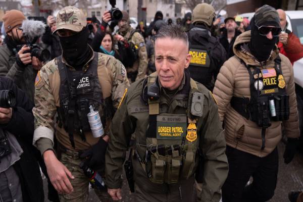 சட்டவிரோத குடியேறிகள் விவகாரம்: மினியாபோலிஸில் ஆதிக்கம் செலுத்தும் ட்ரம்ப் | Trump Border Official Visits Minneapolis