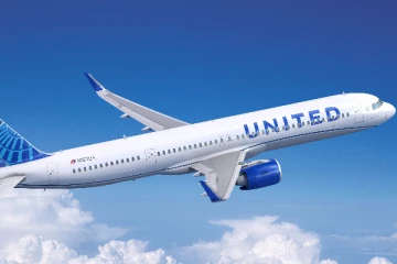 நடுவானில் விமானத்தின் கதவை திறக்க முயன்ற நபர்!