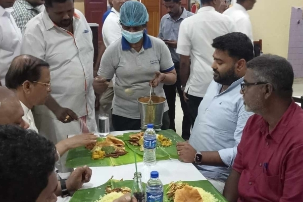 யாழில் மக்களோடு அமர்ந்து சைவ உணவை ருசித்த மைத்திரிபால! (Photos) | Maithripala With People Tasted Vegetarian Food