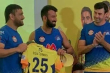 சென்னையின் புதிய வீரர்களை சீருடைக் கொடுத்து வரவேற்ற தல தோனி