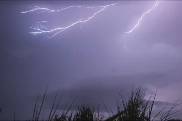 கடும் இடியுடன் கூடிய புயலில் சிக்கிய இரு மலையேற்ற வீரர்கள்