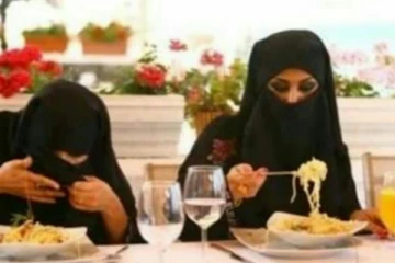 விஸ்வரூபம் எடுக்கும் ஹிஜாப் விவகாரம்; ஹோட்டலில் உண்டு உண்ட பெண் கைது!