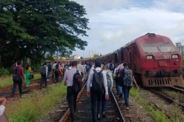 கொழும்பு கோட்டையில் தடம் புரண்ட ரயில் ; பல ரயில் சேவை தாமதம்