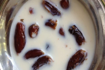 பேரீச்சம்பழத்தை பாலில் ஊறவைத்து சாப்பிடுவதனால் உண்டாகும் நன்மைகள் என்ன தெரியுமாா?