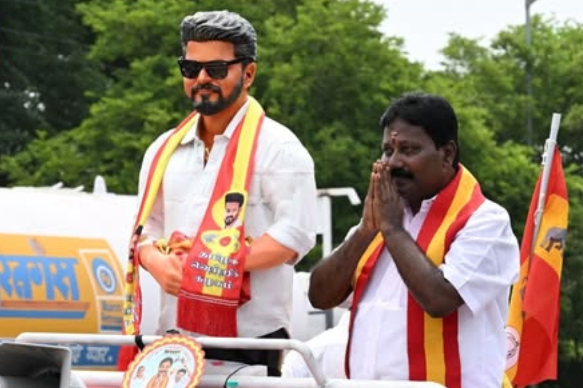போலி விஜய் தான் கிடைத்ததா, ஓட்டு கேட்க TVK செய்யும் அநியாயங்கள் | Tvk Campaign With Vijay Statue போலி விஜய் தான் கிடைத்ததா, ஓட்டு கேட்க TVK செய்யும் அநியாயங்கள் | Tvk Campaign With Vijay Statue
