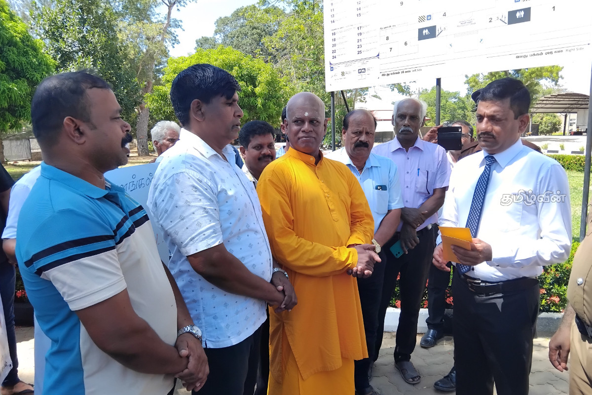 கிளிநொச்சியில் தொடரும் தொடருந்து விபத்துகள் - புனரமைக்கக் கோரி கவனயீர்ப்பு போராட்டம் | Protest In Kilinochchi கிளிநொச்சியில் தொடரும் தொடருந்து விபத்துகள் - புனரமைக்கக் கோரி கவனயீர்ப்பு போராட்டம் | Protest In Kilinochchi
