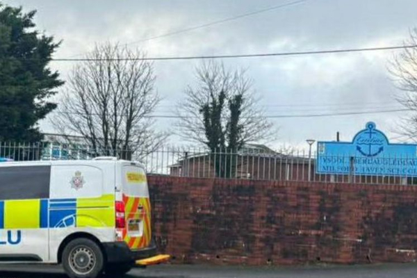 இங்கிலாந்தில் பாடசாலை ஆசியர் காயம்; 15 வயது மாணவன் கைது | School Teacher Injured In England Student Arrested