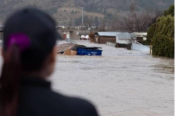 கனடாவில் கனமழை: வெள்ளத்தில் மூழ்கிய நகரம்