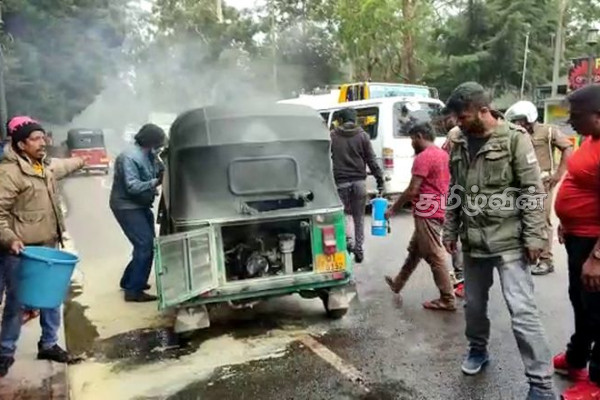 நுவரெலியாவில் திடீரென தீப்பிடித்து எரிந்த முச்சக்கரவண்டி(Video) | A Tricycle Caught Fire Suddenly In Nuwara Eliya