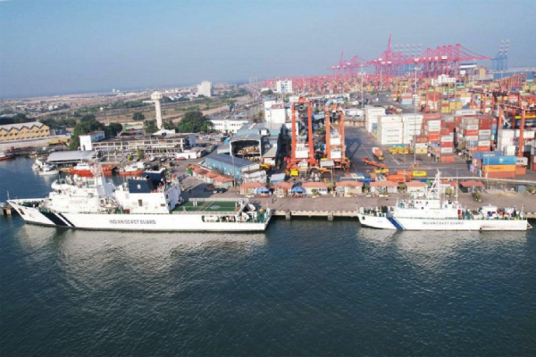 கொழும்பு துறைமுகத்திற்கு நகர்வெடுத்துள்ள இந்திய காவல்படை கப்பல்கள்! | Indian Coast Guard Ships Arrive In Sri Lanka