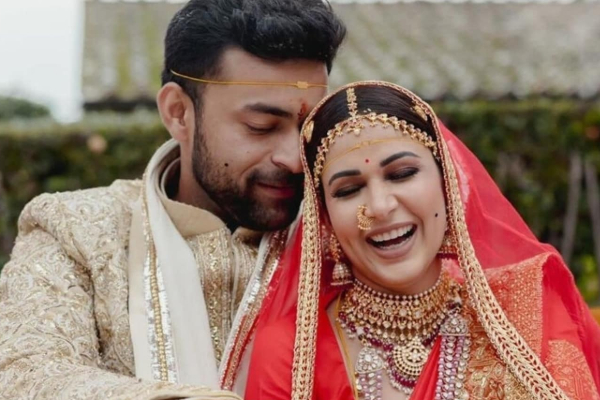 கர்ப்பமாக இருக்கும் லாவண்யா திரிபாதி.. Vacation முடிந்து விமான நிலையத்திற்கு கணவருடன் வந்த நடிகை | Pregnant Lavanya Tripathi At Airport With Husband