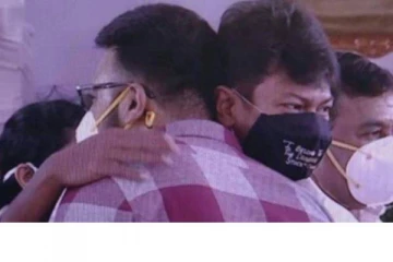 தயாநிதியைக் கட்டியணைத்து வரவேற்றார் உதயநிதி ஸ்டாலின்