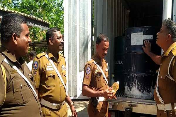 4,000 லீற்றர் பெற்றோலுடன் சிக்கிய நபர்! | Man Trapped With 4 000 Liters Of Petrol