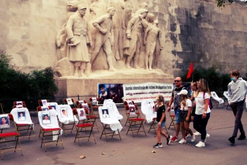 யார் இவர்கள் ? வெளிநாட்டவரை கவனிக்க வைத்த நீதிக்கான ஒன்றுகூடல்