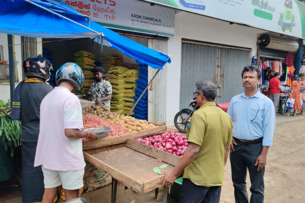 வவுனியாவில் களைகட்டும் நத்தார் பண்டிகை வியாபாரம்; அதிரடி காட்டும் மாநகரசபை | Christmas Shopping Is In Full Swing In Vavuniya