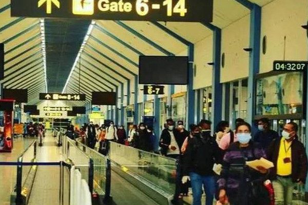 கட்டுநாயக்க விமான நிலையத்தில் மர்ம பொருளுடன் சிக்கிய 6 பேர்! | Katunayake Airport Narcotics Six Arrested