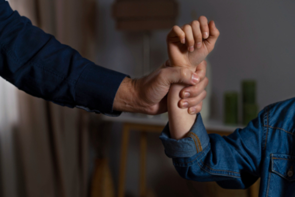 பிள்ளைகளை கடத்துவதாகப் பரவும் வதந்திகள்: பீதியில் இந்திய நகரமொன்று | Child Kidnapping Rumours Spark Panic In Noida பிள்ளைகளை கடத்துவதாகப் பரவும் வதந்திகள்: பீதியில் இந்திய நகரமொன்று | Child Kidnapping Rumours Spark Panic In Noida