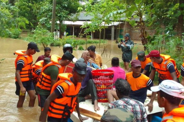 மோசமடையும் வானிலை! உயிருக்கு போராடும் பலர் - உயிரை பணயம் வைக்கும் விமானப்படையினர் | Srilanka Weather Helicopters Field Many Rescues