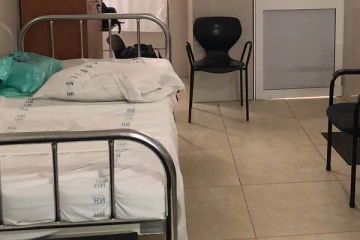 வைத்தியசாலையில் நீண்ட நாட்களாக வைக்கப்பட்டுள்ள கோவிட்டால் உயிரிழந்தவரின் சடலம்