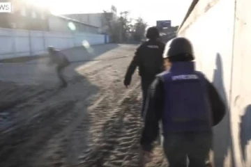 ரஷ்ய துருப்புகளின் துப்பாக்கி குண்டுகளுக்கு இலக்கான பிரித்தானிய ஊடகவியலாளர்கள்