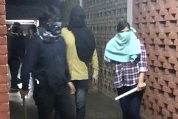 பாடசாலை மாணவர்கள் மீது போதையில் வந்த கும்பல் கொலை வெறி தாக்குதல் (Photo)