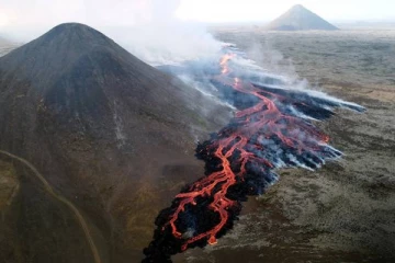 ஆக்ரோஷத்துடன் வெடித்து சிதறிய எரிமலை: அவசர அவசரமாக வெளியேற்றப்பட்ட மக்கள்
