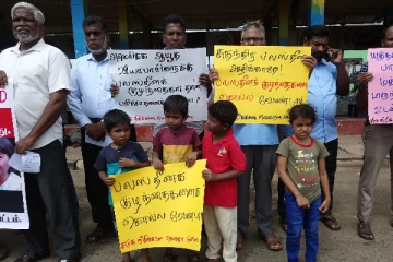 காசா மீதான இஸ்ரேலின் தாக்குதல்: வவுனியாவில் எதிர்ப்பு ஆர்ப்பாட்டம்(Photos)