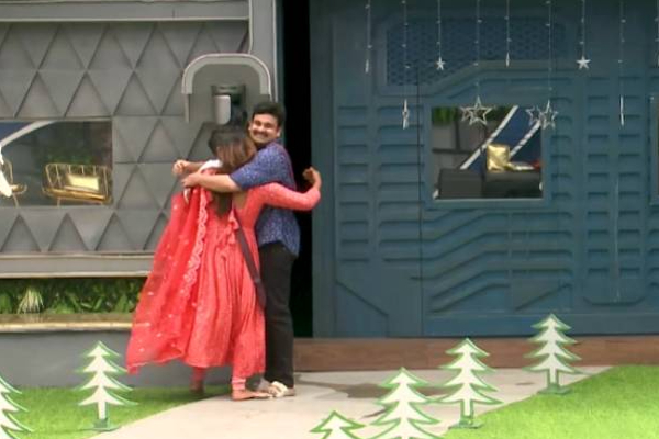 பிக்பாஸில் ஷிவினுக்கு மைனா கணவர் கொண்டுவந்த சிறப்பான பரிசு! அசந்துபோன போட்டியாளர்கள் | Special Gift By Myna S Husband Shivin In Bigg Boss