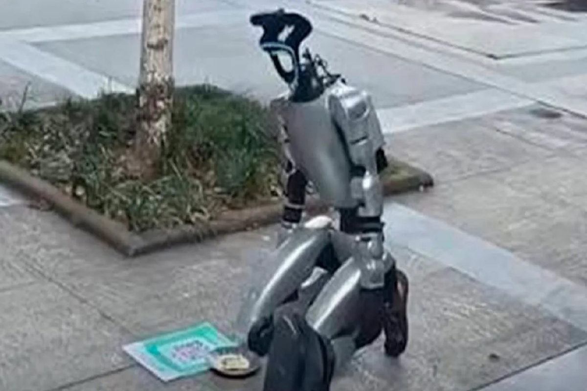 சீனாவில் தெருவில் நின்று யாசகம் கேட்கும் ‘ரோபோ’ | A Robot Begs In China சீனாவில் தெருவில் நின்று யாசகம் கேட்கும் ‘ரோபோ’ | A Robot Begs In China