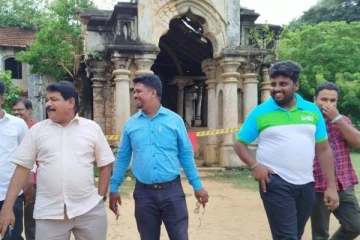 இடிந்து விழுந்த மந்திரி மனையை பார்வையிட்ட அமைச்சர் சந்திரசேகரன்